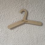Riidepuu oma logoga.