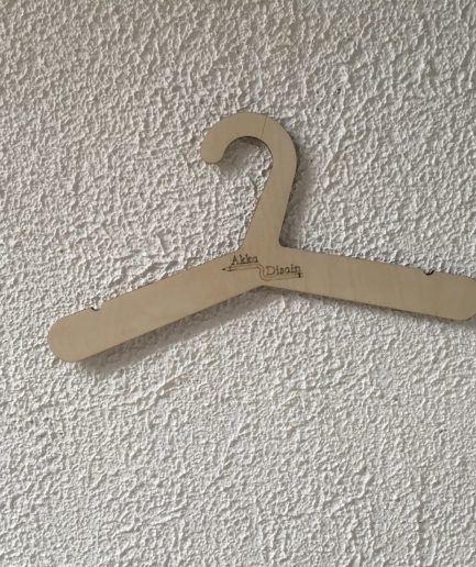 Riidepuu ilma logota.