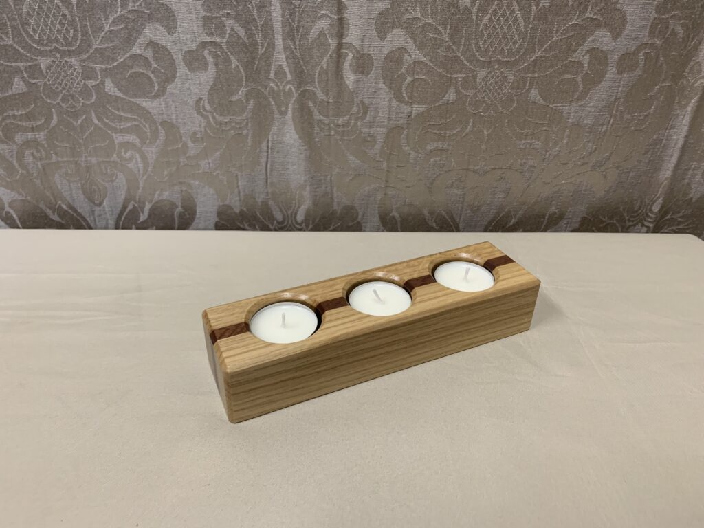 Kõrge küünlajalg kolmele küünlale