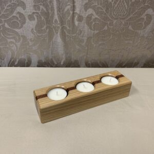 Kõrge küünlajalg kolmele küünlale