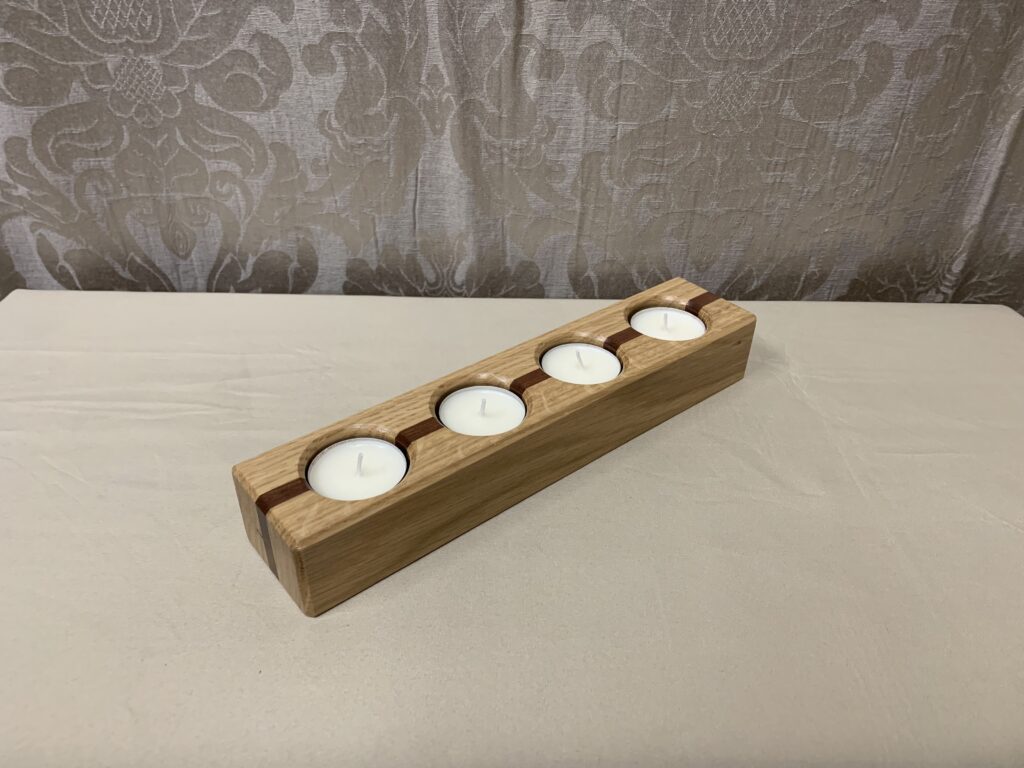 Kõrge küünlajalg neljale küünlale