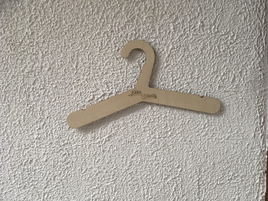 Riidepuu Akka Disain logoga.