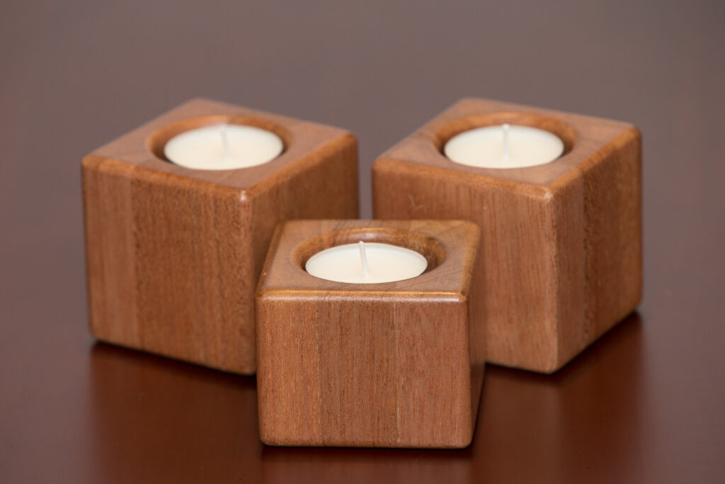 Kõrge küünlajalg ühele küünlale