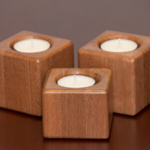 Kõrge küünlajalg ühele küünlale